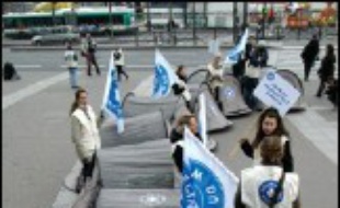Médecins du Monde (MDM) avait distribué l'hiver dernier des centaines de tentes à des SDF à Paris pour sensibiliser l'opinion à leurs problèmes."L'accès au logement est devenu de plus en plus difficile, et ce qu'il faut c'est qu'il n'y ait plus de personnes dans les rues", ajoute Françoise Jeanson la présidente de MDM.