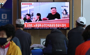 A Séoul, Une chaîne sud-coréenne montre le retour médiatique de Kim Jong-un le 2 mai 2020.