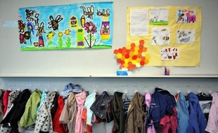 Pour lui, la culture de l'école française "peut être résumée en trois mots: +t'es nul+ (...) Autrefois, on l'entendait beaucoup dans d'autres pays européens, mais en Angleterre, en Allemagne et surtout dans les pays nordiques, la vieille approche éducative basée sur l'humiliation a depuis longtemps été remplacée par une vision plus positive et généreuse, qui cherche à encourager plutôt qu'à rabaisser".