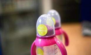 Des biberons sans Bisphénol A en vente dans un magasin le 8 octobre 2012 à Paris
