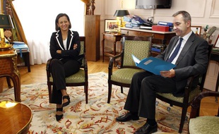 La ministre de l'Outre-mer, Marie-Luce Penchard (à gauche), et l'ancien préfet de Mayotte, Denis Robin (à droite), le 27 octobre 2011, à Paris.