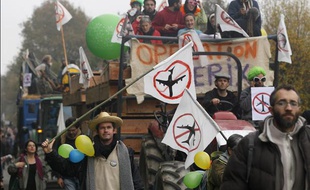 Les manifestants contre le projet d'aéroport près de Nantes à Notre-Dame-des-Landes, le 17 novembre 2012.