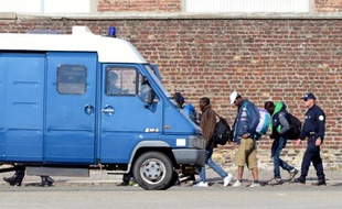 Evacuation par la police du principal camp de migrants de Calais, le 2 juillet 2014