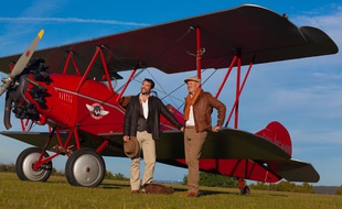 Thomas Launay et Marc Bonguardo veulent faire le tour du monde sur des biplans identiques à ceux des années 1920.