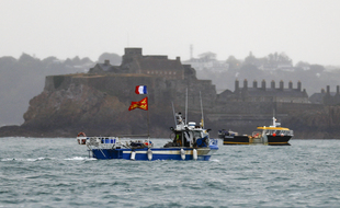 Des pêcheurs français devant le port Saint-Hélier de Jersey, le 6 mai 2021.