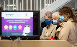 Elisabeth Borne et Brigitte Klinkert en visite dans une agence Pôle emploi le 10/07/20.