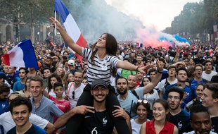 Grosse teuf sur les Champs dimanche soir après la victoire des Bleus.