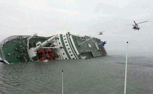 Le ferry qui a fait naufrage au large de la côte méridionale de la Corée du Sud, avec 477 personnes à bord, le 16 avril 2014