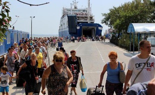 Des touristes russes débarquent d'un ferry dans le port de Kerch en Crimée le 18 août 2014