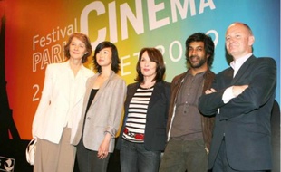 Le jury, avec sa présidente Charlotte Rampling (à g.) et Christophe Girard (à dr.).