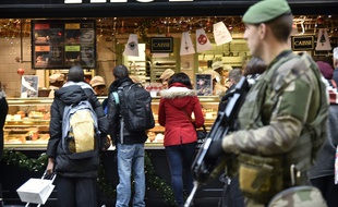 Un soldat en patrouille sur le marché de Noël des Champs-Elysées le 23 décembre 2016.