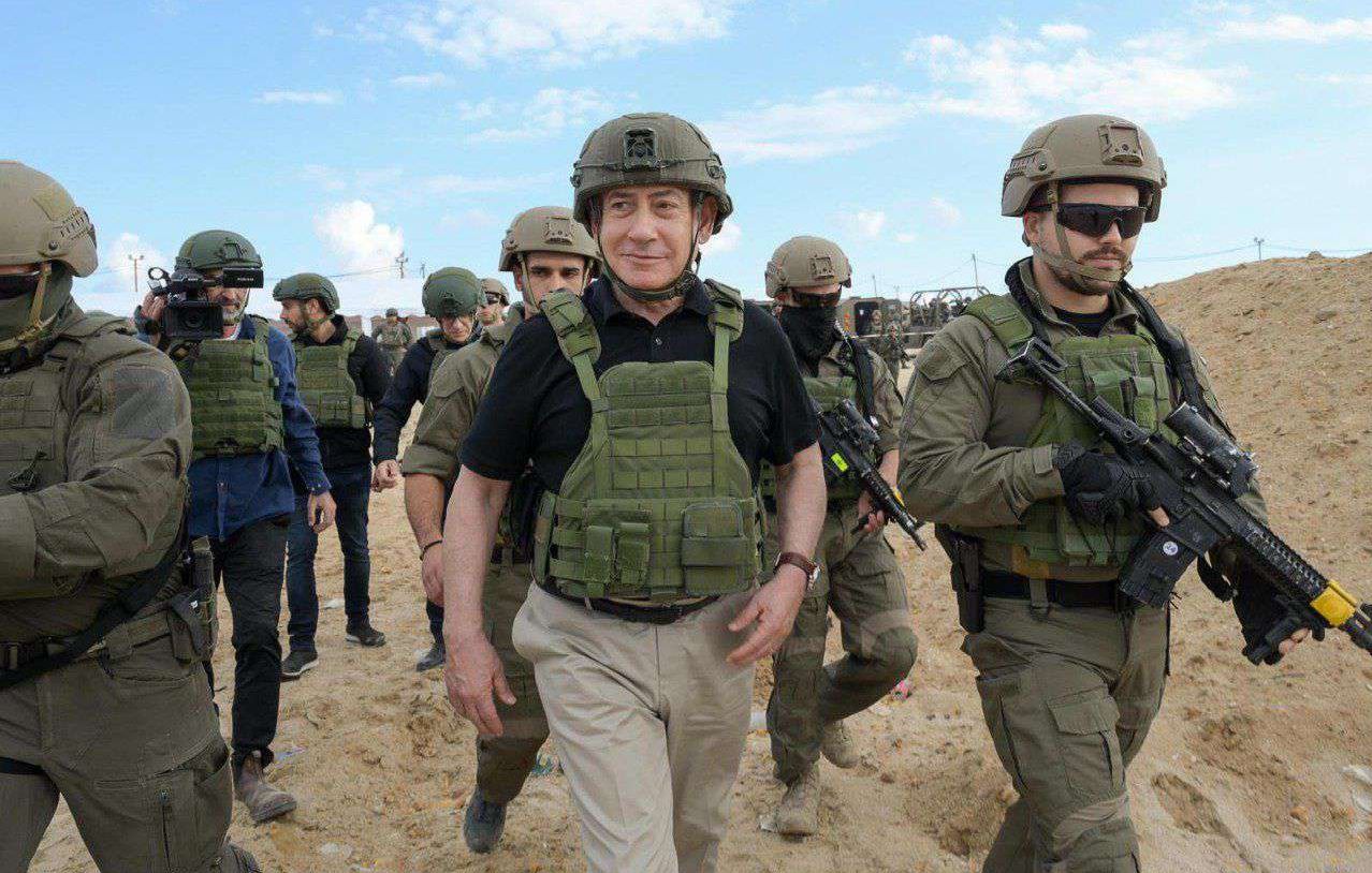 Le Premier ministre israélien Benyamin Netanyahou visite le corridor Netzarim dans la bande de Gaza, le 21 novembre 2024.