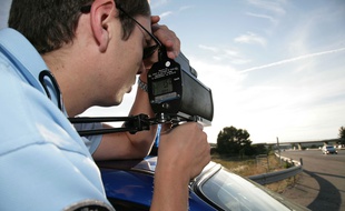 Un gendarme effectue un contrôle de vitesse au radar, Illustration.