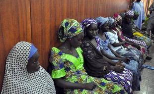Des lycéennes nigérianes qui ont réussi à échapper à leur geôliers du groupe islamiste Boko Haram, attendent d'être reçues par le gouverneur Kashim Shettima à Maiduguri, au Nigeria, le 2 juin 2014