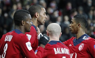 L'attaquant lillois Ronny Rodelin fêté par ses coéquipiers Kalou, Balmont et Beria après avoir marqué contre Rennes le 15 février 2013 au Grand Stade Lille Métropole.