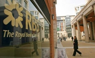 La deuxième banque britannique, Royal Bank of Scotland (RBS), a lancé mardi la plus grosse augmentation de capital de l'histoire du Royaume-Uni, pour se renforcer après l'acquisition très coûteuse d'ABN Amro et de lourdes dépréciations liées à la crise du crédit, une opération embarrassante pour son patron Fred Goodwin.