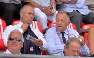 Bernard Lacombe, ici aux côtés de Jean-Michel Aulas, lors du match entre Nancy et l'OL le 14 août.