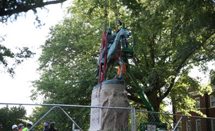 La statue de Stonewall Jackson, qui fut général des États confédérés d'Amérique durant la guerre de Sécession, déboulonnée à Charlottesville aux Etats-Unis, le 10 juillet 2021.