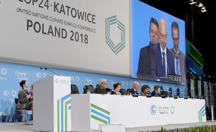 Michal Kurtyka, président polonais de cette COP24, s'exprime à la tribune, lors d'une session plénière à Katowice.