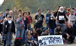 Des personnes prennent part à un hommage à Rémi Fraisse le 25 octobre 2015 entre Gaillac et Sivens