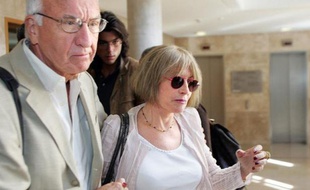 Françoise Lausseure, témoin dans le procès en appel de Jean-Maurice Agnelet, quitte au côté de son mari, le palais de justice d'Aix-en-Provence, le 20 septembre 2007