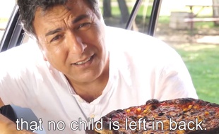 Le chef Haim Cohen présente la vidéo contre les oublis d'enfant dans les voitures.