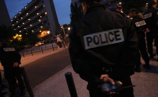 Membre d'une patrouille de la police nationale dans le quartier Empalot a Toulouse