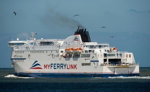 Un navire de la compagnie MyFerryLink quittant le 8 juin 2015 le port de Calais, dans le nord de la France