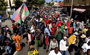Plusieurs milliers de personnes ont défilé mercredi dans les rues de Nouméa à l'appel d'une intersyndicale, qui avait également lancé un mot d'ordre de grève générale pour dénoncer la vie chère.