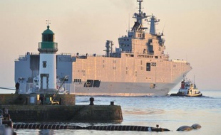Le "Vladivostok", navire de type "Mistral" vendu par la France à la Russie, dans le port de Saint-Nazaire, en Loire Atlantique, le 5 mars 2014