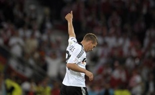 L'Allemagne, qui figure parmi les favoris de l'Euro-2008, a battu la Pologne (2-0) sans trembler, dès son premier match dans le tournoi (groupe B), grâce à un doublé de Lukas Podolski, son attaquant d'origine polonaise, dimanche à Klagenfurt.