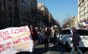 Des élèves du lycée Voltaire à Paris manifestent avenue de la République contre la loi Travail, le 17 mars 2016