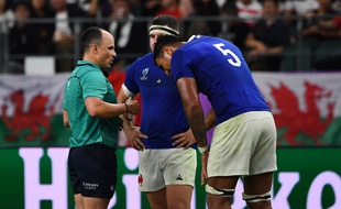 Jaco Peyper explique à Sébastien Vahaamahina pourquoi il va lui mettre un carton rouge, lors de Galles-France en quart de finale de Coupe du monde, le 20 octobre 2019.