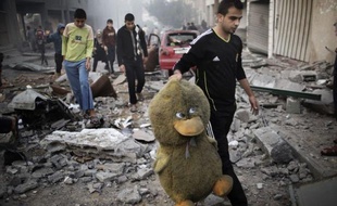Les bombardements aériens israéliens ont fait 21 morts lundi dans la bande de Gaza, au sixième jour de l'offensive israélienne visant à mettre fin aux tirs de roquettes, tandis que l'activité diplomatique s'accélère dans la région pour éviter une escalade majeure.