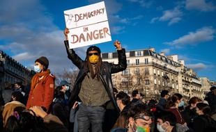 Image du rassemblement contre la proposition de loi