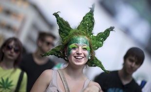 Une participante à la manifestation pour la légalisation du cannabis en Allemagne, le 8 août 2015 à Berlin.