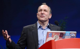 Le Britannique Tim Berners-Lee, inventeur du "World Wide Web", participe à un colloque à Lyon, le 18 avril 2012