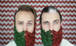 Johnathan et Brian mettent leurs barbes aux couleurs de la saison.