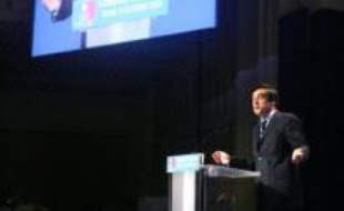 La polémique sur la loi sur l'immigration a rebondi ce week-end avec les propos de François Fillon qualifiant de "détail" l'instauration de tests ADN, dénoncés comme un clin d'oeil au FN, et la controverse sur l'hébergement d'urgence des sans-papiers.