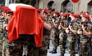Le commando de talibans, auteur de l'embuscade dans laquelle dix soldats français ont trouvé la mort le 18 août, a menacé de tuer "tous" les soldats français s'ils restaient en Afghanistan, affirme l'hebdomadaire Paris-Match à paraître jeudi.