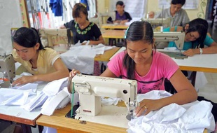 Des ouvrières du secteur textile travaillent dans une usine de Sihanoukville, au Cambodge, le 9 septembre 2009.