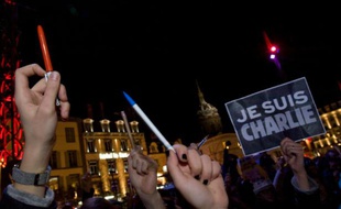 Des stylos brandis lors d'une manifestation en hommage aux victimes de Charlie Hebdo le 7 janvier 2015 à Clermont-Ferrand