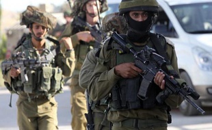 Des soldats de Tsahal patrouillent le 16 juin 2014 dans la ville d'Hebron en Cisjordanie après l'enlèvement de trois israéliens