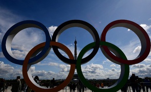 Les anneaux olympiques sur l'esplanade du Trocadéro le 14 septembre 2017. Un avant goût des JO2024.