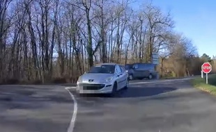 Un automobiliste qui tourne trop court...