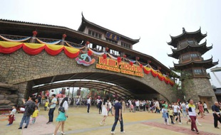 Le parc Wanda, doté des "plus hautes montagnes russes" de Chine, espère attirer 10 millions de visiteurs par an