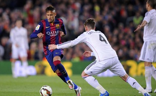 Neymar face à Sergio Ramos lors du Clasico le 22 mars 2015.