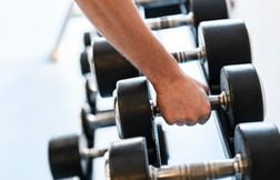 La chute des haltères dans une salle de sport fait trembler tout un immeubl…