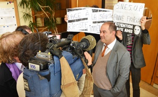 Le vice-président de l'université, à la sortie du tribunal, ce mercredi.