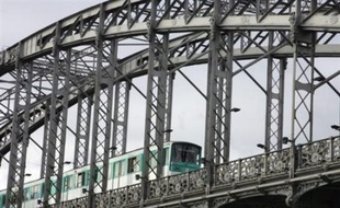 A Paris, le trafic RATP était "très fortement perturbé", vers 8H00, avec aucun train sur les RER A et B du RER, aucun tramway pour la matinée, et peu de métros et bus. La ligne 14, automatique, fonctionnait normalement.